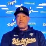 　オンラインで取材に応じるドジャースのロバーツ監督＝２１日（共同）