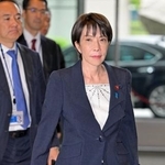 　首相官邸に入る高市首相＝２２日午前