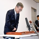 　セクハラに関する通報事案について取材に応じ、頭を下げる福井県の杉本達治知事＝２２日午後、福井県庁