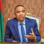 　マダガスカル首都アンタナナリボの大統領府で、共同通信との単独会見に応じるミカエル・ランドリアニリナ大佐＝２１日（中野智明氏撮影・共同）