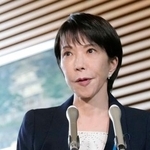 　新内閣発足から一夜明け、記者団の取材に応じる高市首相。「意思決定したら前に進んでいく。スピードを上げ国家、国民のため懸命に働く」と語った＝２２日午前、首相官邸