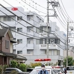 　入所者の女性２人が死亡した事件があった老人ホーム（奥）＝１５日、埼玉県鶴ケ島市