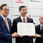 　連携協定を結び、記念撮影するヤンマーＨＤの山本哲也ＣＯＯ（中央）ら＝２２日午前、大阪市北区