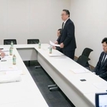 　北陸新幹線の延伸について自主研究会で議論する石川県選出の自民党国会議員ら＝２２日午後、国会