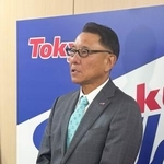 　スカウト会議後、取材に応じるヤクルトの池山新監督＝２２日、東京都内