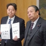 　林総務相（左）との引き継ぎを終えた村上前総務相＝２２日午前、総務省