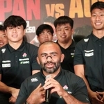 　ファンを集めたイベントで質問に答えるラグビー日本代表のリーチ（手前）＝２２日、東京都千代田区