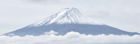 　初冠雪した富士山＝２３日午前、山梨県富士河口湖町
