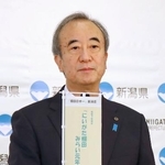 　定例の記者会見を行う新潟県の花角英世知事＝２３日午前、県庁