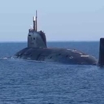 　北極圏バレンツ海で軍事演習するロシアの原子力潜水艦＝９月（ロシア国防省のテレグラムから）