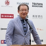 　情報アプリ「本コレ」の発表記者会見であいさつする三省堂書店の亀井崇雄社長＝２３日午後、東京都千代田区