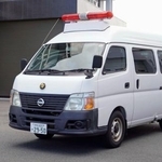 　送検のため浜松西署を出る川口陽子容疑者を乗せた車両＝２３日午後