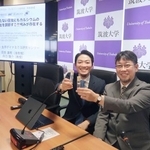 　キイロショウジョウバエを記者会見で紹介する筑波大の丹羽隆介教授（右）ら＝２３日午後、茨城県つくば市