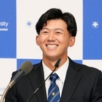 　阪神から１位指名を受け、笑顔で記者会見する創価大の立石正広内野手＝２３日午後、東京都八王子市