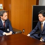 　国交省を訪れ、水嶋智事務次官（右）と面会するＪＲ九州の古宮洋二社長＝２３日午後