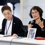　立憲民主党の会合に出席した高橋まつりさんの母幸美さん。左は「全国過労死を考える家族の会」代表世話人の寺西笑子さん＝２３日午後、東京都千代田区