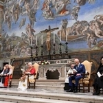 　２３日、バチカンのシスティーナ礼拝堂で祈りをささげるローマ教皇レオ１４世（前列右から３人目）とチャールズ英国王（同２人目）（バチカンメディア提供・ロイター＝共同）