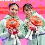 　女子個人総合で６位の岸里奈（左）と７位の杉原愛子＝ジャカルタ（共同）