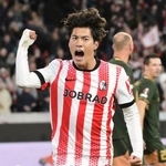 　ユトレヒト戦の前半、ゴールを決め喜ぶフライブルクの鈴木＝フライブルク（共同）