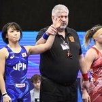 　女子５７キロ級準決勝でハンガリー選手（右）に勝利した藤波朱理＝ノビサド（共同）
