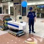 　ＪＲ東海が実証試験で公開した、重量物を自動搬送するロボットの試作機＝２４日午前、名古屋駅