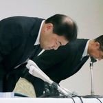 　記者会見で謝罪するかんでんエンジニアリングの大久保昌利社長（手前）ら＝２４日午後、大阪市北区