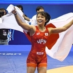 　女子５７キロ級で優勝し、喜ぶ藤波朱理＝ノビサド（共同）