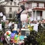 　エプロンやベビーカーが飾られた彫像＝２４日、アイスランド・レイキャビク（共同）