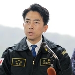 　記者会見する小泉防衛相＝２５日午後、神奈川県の海上自衛隊横須賀基地（代表撮影）