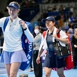 　ダブルス準決勝で敗れ、引き揚げる青山修子（右）、クリスティナ・ブクサ組＝有明テニスの森公園