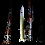 　発射地点に移動するＨ３ロケット７号機＝２５日午後６時２９分、鹿児島県の種子島宇宙センター