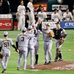 　ソフトバンクに逆転勝ちし、タッチする石井（右から２人目）ら阪神ナイン＝みずほペイペイドーム