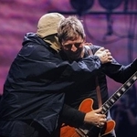 　１６年ぶりに来日公演をした英ロックバンド「オアシス」のノエル・ギャラガーさん（右）と弟のリアム・ギャラガーさん＝２５日、東京ドーム（（Ｃ）Ｂｉｇ　Ｂｒｏｔｈｅｒ　Ｒｅｃｏｒｄｉｎｇｓ）