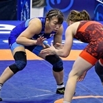 　女子６２キロ級決勝でウクライナ選手（右）と対戦する元木咲良＝ノビサド（共同）