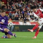 　サッカーのフランス１部リーグで２５日、トゥールーズ戦にフル出場したモナコの南野拓実（右）＝モナコ（ロイター＝共同）