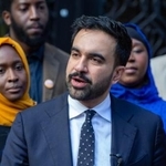 　２４日、米ニューヨークのモスクで話す市長選候補のゾーラン・マムダニ氏（ＡＰ＝共同）