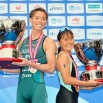 　優勝し、写真に納まる男子の安松青葉（左）と女子の林愛望＝東京・お台場