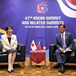 　フィリピンのマルコス大統領（右）との会談に臨む高市首相＝２６日、マレーシア・クアラルンプール（共同）