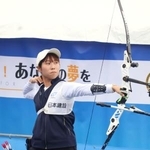 　リカーブ女子で優勝した朝久野奈波＝夢の島公園アーチェリー場