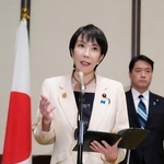 　マレーシア・クアラルンプールで、記者団の取材に応じる高市首相＝２６日（共同）