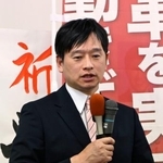 　新潟県上越市長選での落選が決まり、支持者らを前に敗戦の弁を述べる現職の中川幹太氏＝２６日午後、新潟県上越市