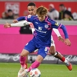 　シュツットガルト戦で競り合うマインツの佐野（手前）＝シュツットガルト（共同）