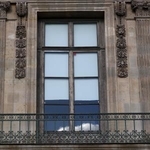 　容疑者が侵入したとみられるルーブル美術館のバルコニー。割られた窓は修復された＝２６日、パリ（ロイター＝共同）