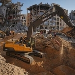 　パレスチナ自治区ガザ南部ハンユニスで、人質の遺体捜索作業を見守る人々＝２６日（ＡＰ＝共同）