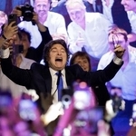 　アルゼンチン議会中間選挙の結果を祝うミレイ大統領＝２６日、ブエノスアイレス（ロイター＝共同）