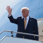 　マレーシアのクアラルンプール国際空港から日本へ向けて出発するトランプ米大統領＝２７日（ロイター＝共同）