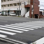 　男児２人がはねられる事故が起きた交差点＝２７日午前、札幌市白石区