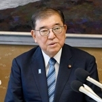 　鳥取県庁で記者会見する石破前首相＝２７日午前