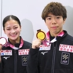 　フィギュアスケートのＧＰ中国杯から成田空港に帰国した、男子で２連覇の佐藤駿（右）と女子３位の渡辺倫果＝２７日