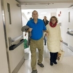 　２月、ブタ腎臓の移植手術を受けた米マサチューセッツ総合病院を出るティム・アンドリュースさん（左）（ＫＡＴＥ・ＦＬＯＣＫ／同病院提供）